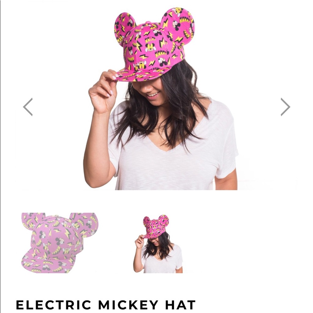 CAKEWORTHY Lightning mickey eats hat